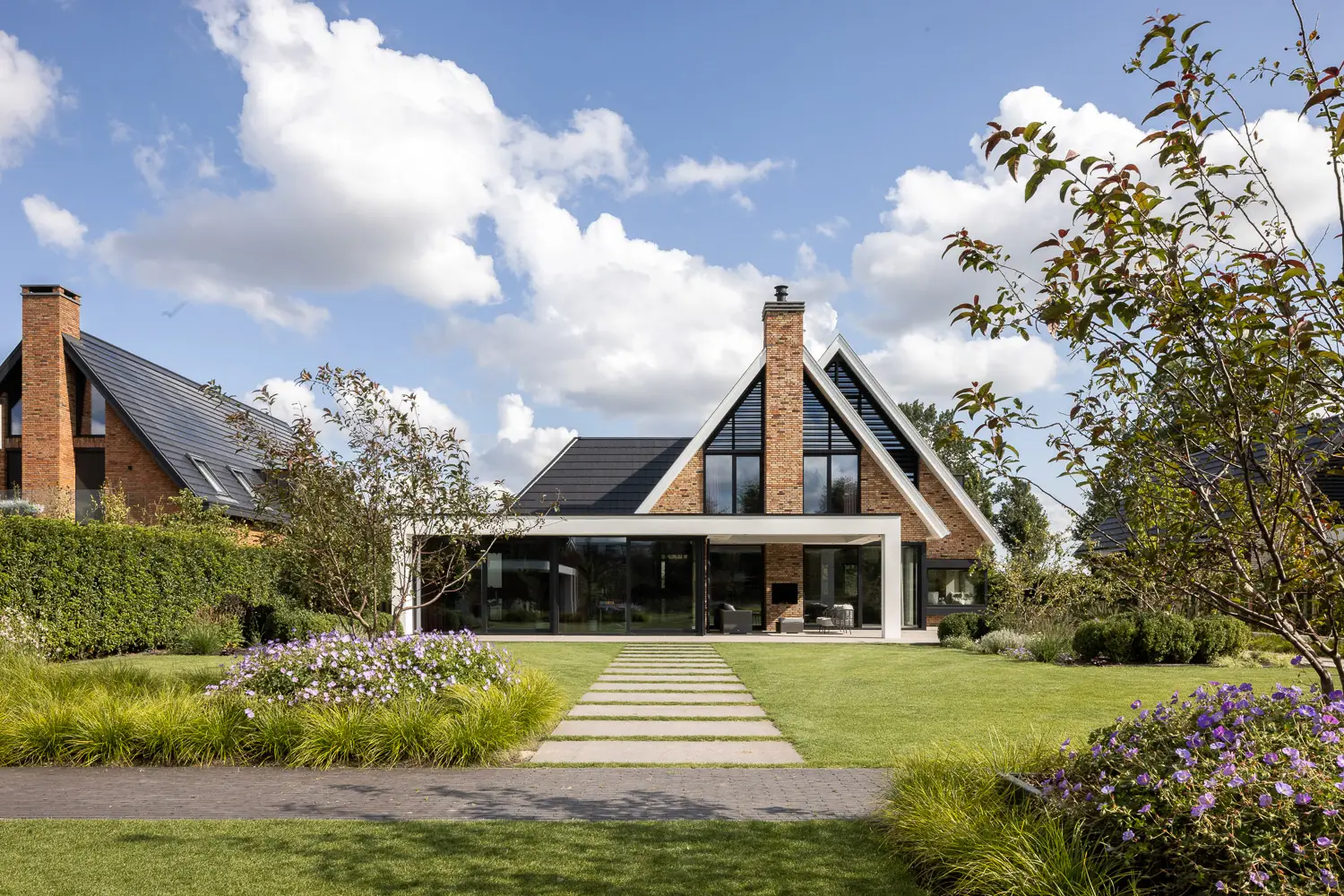Moderne woning met glazen uitbouw