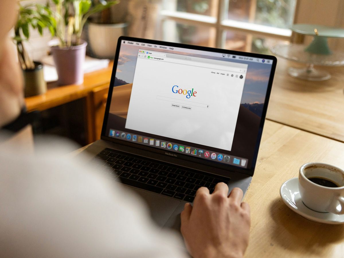 Google Ads beheren op een laptop