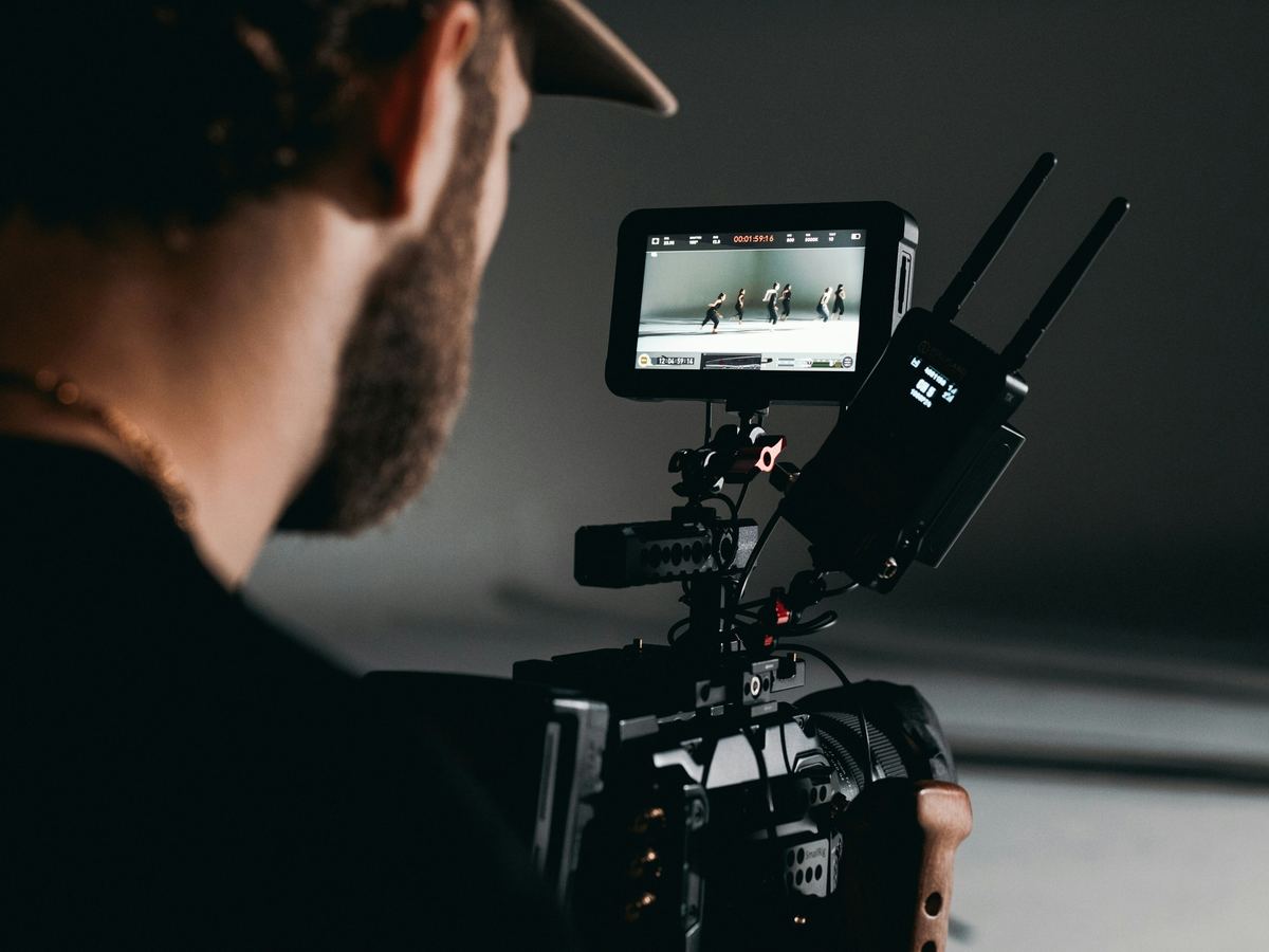 Camera met monitor tijdens een videoproductie